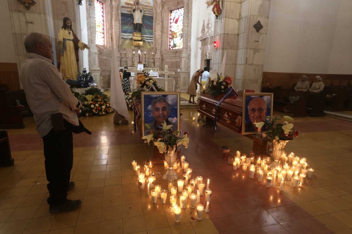 Sepultan a sacerdotes jesuitas asesinados. (Foto: Jorge Carballo)