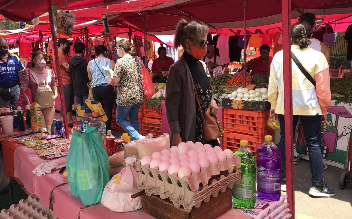 Tianguis de CdMx, muestra alza en diversos productos de la canasta básica debido a la inflación. Foto: (Cuartoscuro)