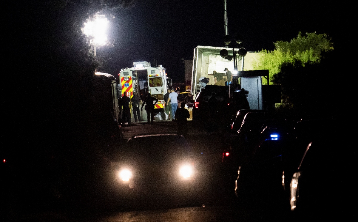 Agentes de policía en el lugar donde se encontraron decenas de migrantes muertos en San Antonio. | Reuters