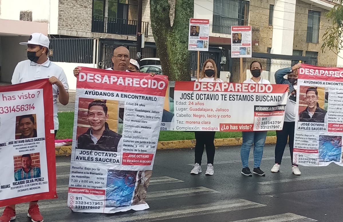 Amigos y familiares, se manifestaron fuera de Casa Jalisco. (Josefina Ruíz)