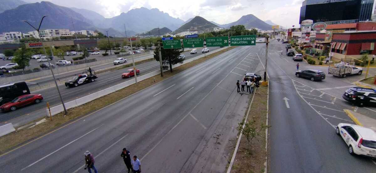 Ayer ciudadanos del sur de Monterrey bloquearon la carretera Nacional en protesta por la falta de agua. Foto: Roberto Alanis