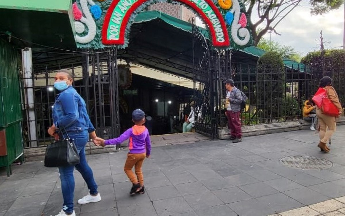 Los fieles llegaron desde temprano al Templo de San Hipólito. | Ramón Ramírez