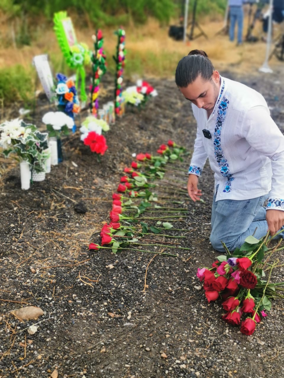 Flores y veladores fueron llevadas al lugar donde hallaron el tráiler. (Liliana Padilla)