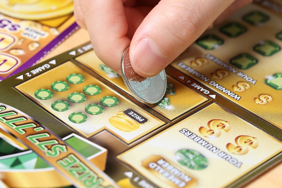 El hombre no podía creer que había ganado la lotería en Michigan. | Shutterstock