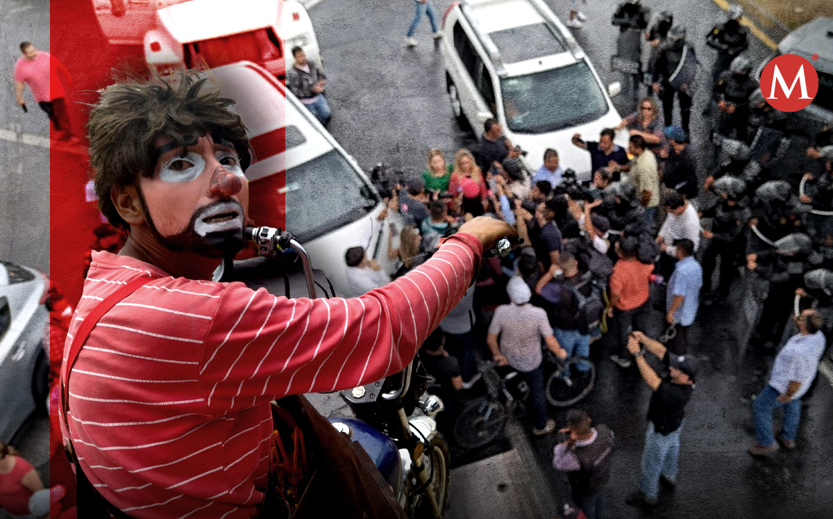Juan sale todos los días con su moto y hielera para vender gelatinas y paletas de hielo, vestido de payaso. Foto: Roberto Alanís