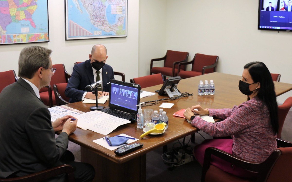 Moctezuma Barragán conversó con dos congresistas latino. | Twitter