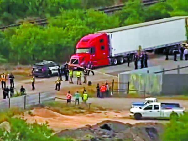 La unidad de transporte y el resguardo policial en el vecindario de Southwest Side . Especial y AP