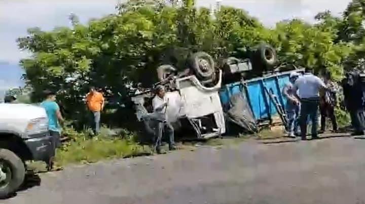 El camión volcó en la carretera | especial