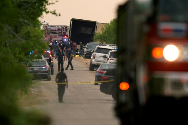 En el tráiler encontrado viajaban 67 migrantes. | AP