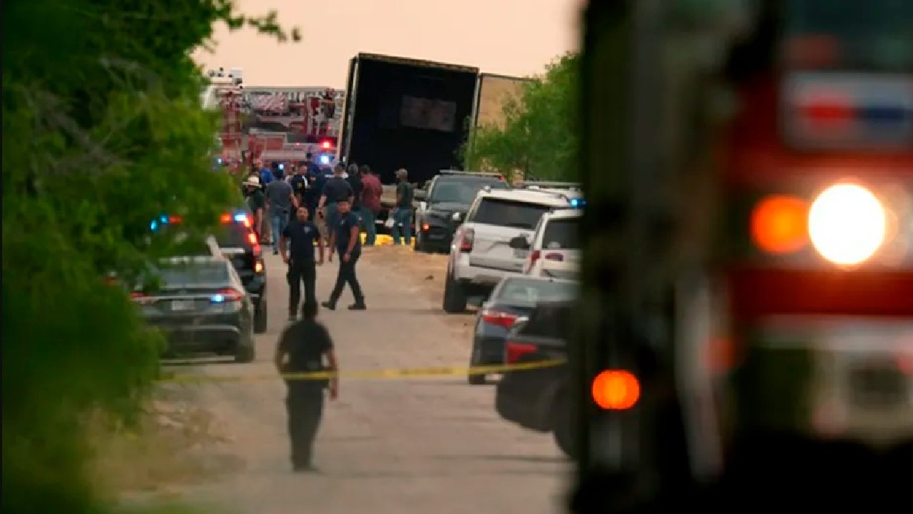 EU investiga a dos mexicanos por tráiler con migrantes muertos en Texas