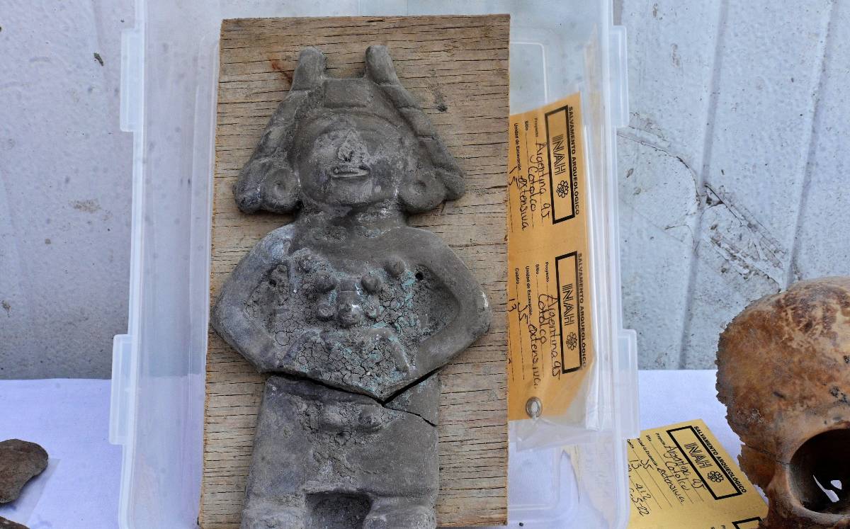 Una figurilla de pigmento azul que representa a una mujer, parte del sepulcro de cuatro niños que data de 1521 a 1620 (Reuters).