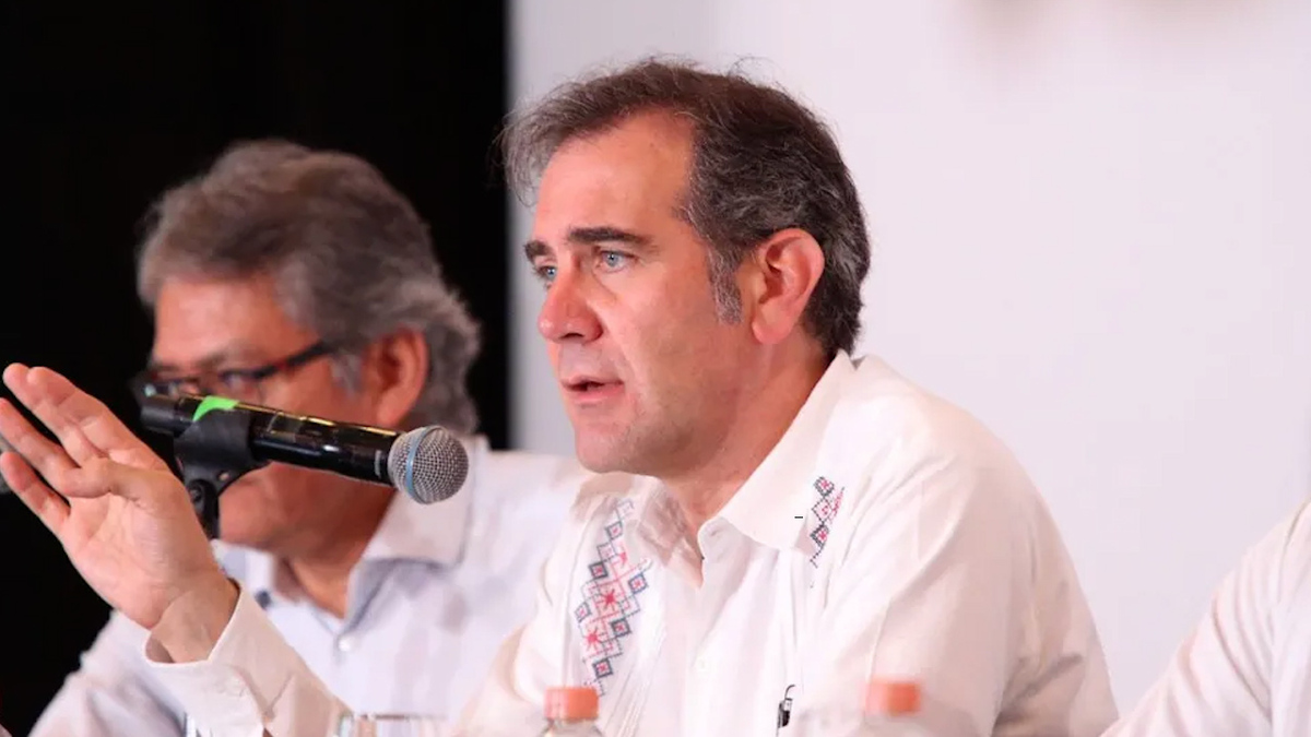 Lorenzo Córdova exhibe “hostigamiento” al INE