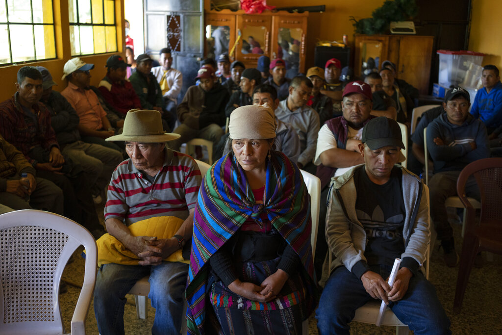 Los padres de los jóvenes migrantes lamentaron la muerte de sus hijos en el trailer. (AP)