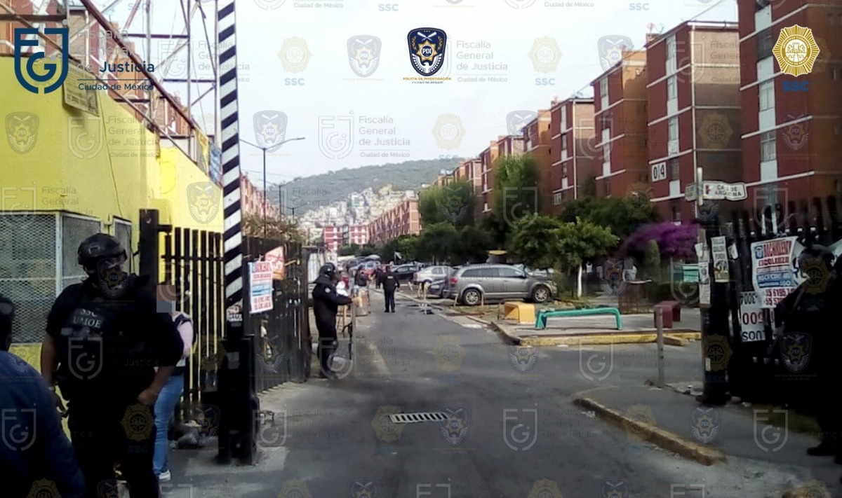 Policía en el lugar de las investigaciones en las viviendas. (Especial)