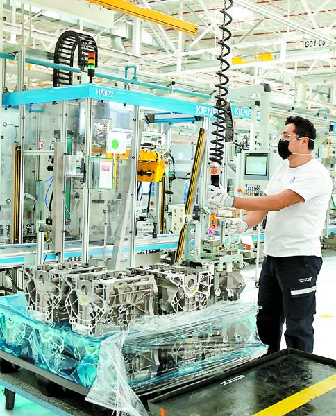 Trabajador en una planta que produce motores. J.C. Bautista