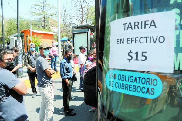 Camiones en la zona centro de Monterrey tenían escrito con pintura el alza a la tarifa, a pesar de no estar autorizada. Leonel Rocha