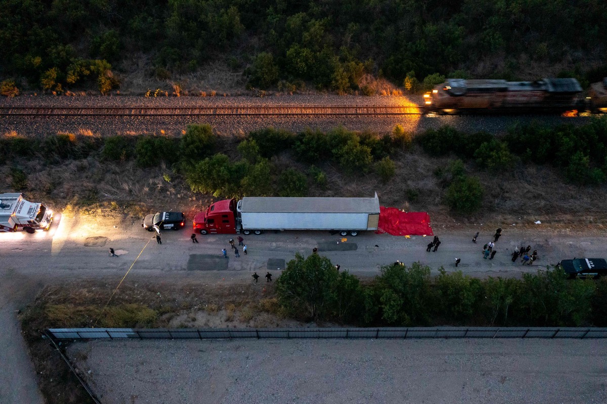 El tráiler fue abandonado en el estado de Texas. (AP)