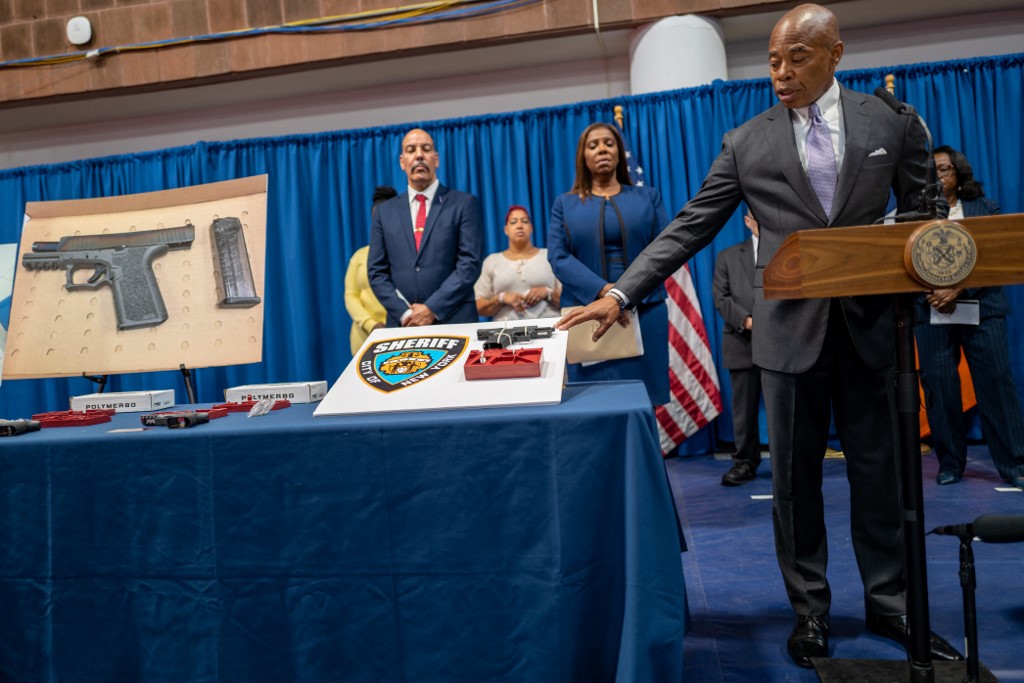 Eric Adams, alcalde de Nueva York, presentó la medida contra las armas "fantasma". (AFP)