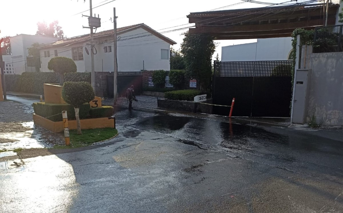 La fuga de agua se generó en calles de la colonia San Jerónimo Lídice. | Enrique Luna