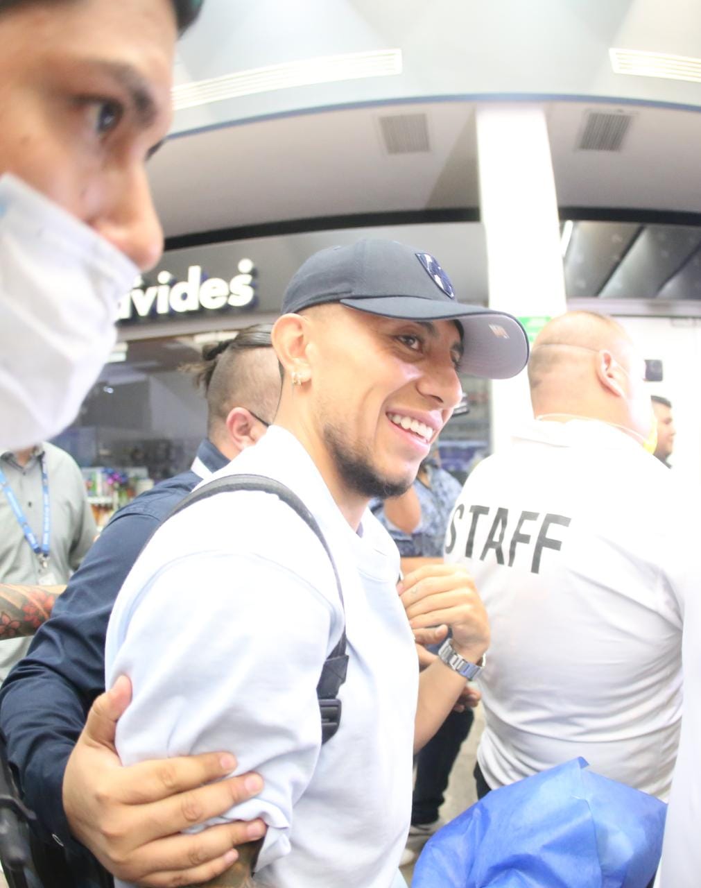 Joao Rojas en su llegada a Monterrey (Jorge López)