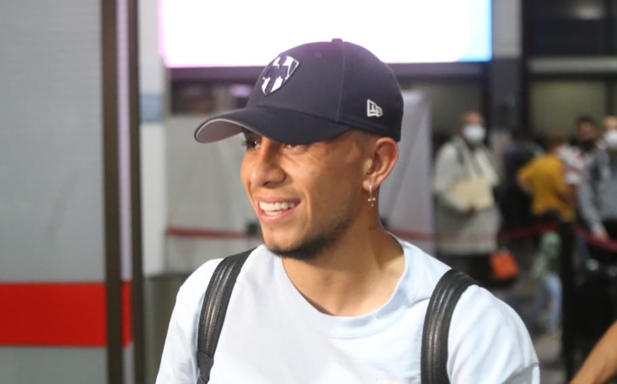 Joao Rojas en su llegada a Monterrey (Jorge López)