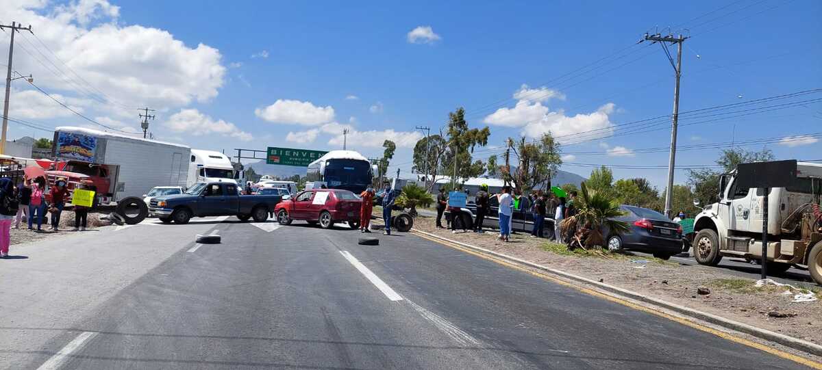 Personal médico bloquea la carretera de Actopan a la altura del Jaidi (Cortesía)