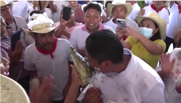 El alcalde de San Pedro Huamelula, Víctor Hugo Sosa se casa con caimán por tradición de su pueblo. (Reuters)