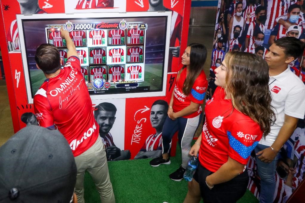 Jugadores de Chivas probando el slot de Caliente.mx