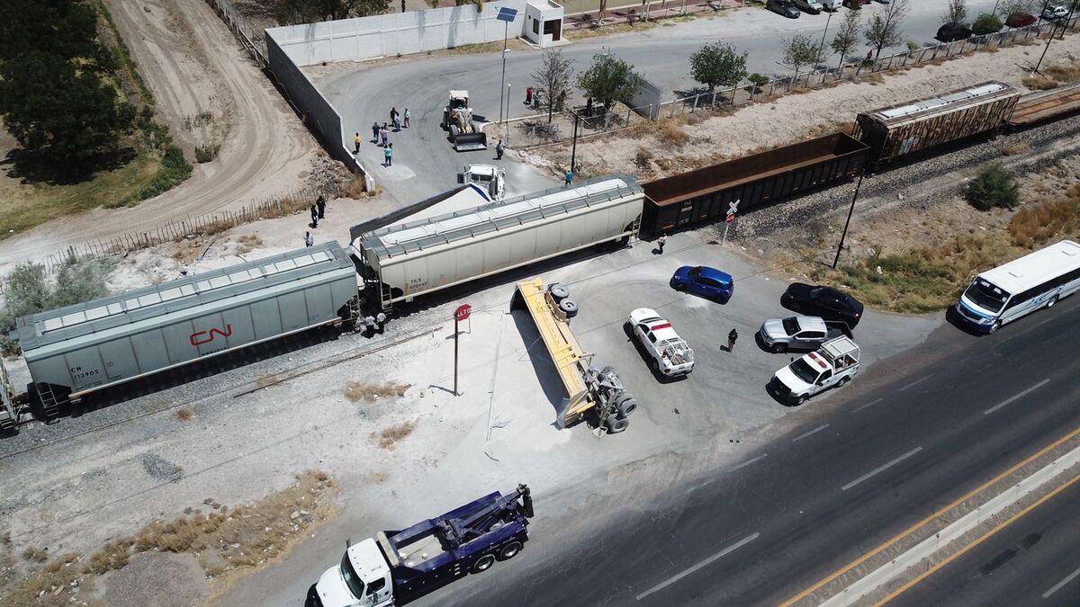 Gómez Palacio. Tráiler es chocado al intentar ganarle el paso al tren ...
