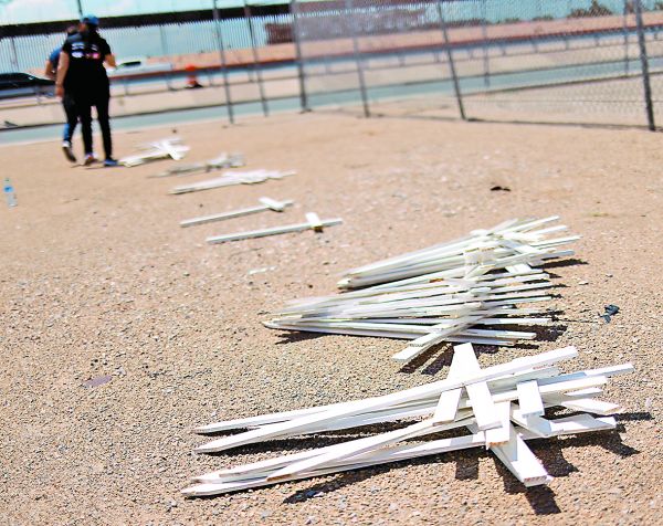En El Paso evocaron a las víctimas con cruces. REUTERS