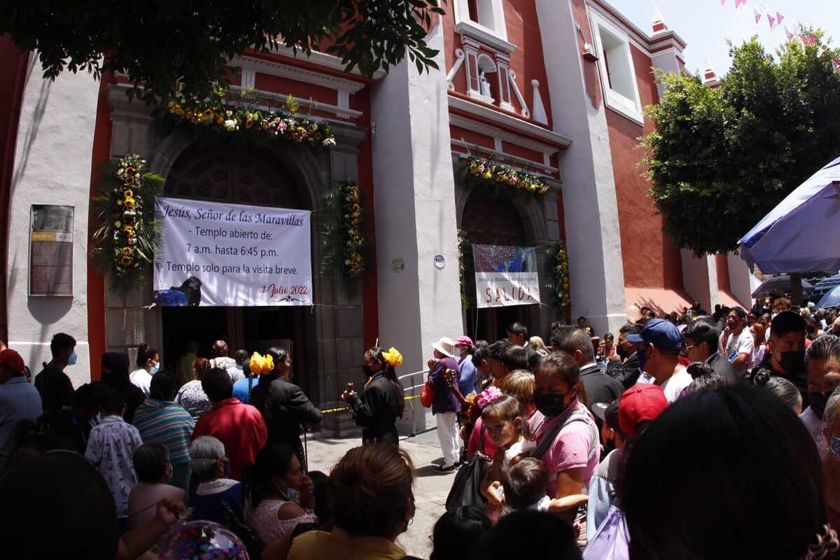 Fieles celebran al Señor de las Maravillas en Puebla