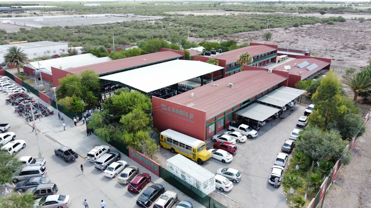 Se llevó acabo la entrega de una techumbre y un tractor para el Conalep. (Especial)
