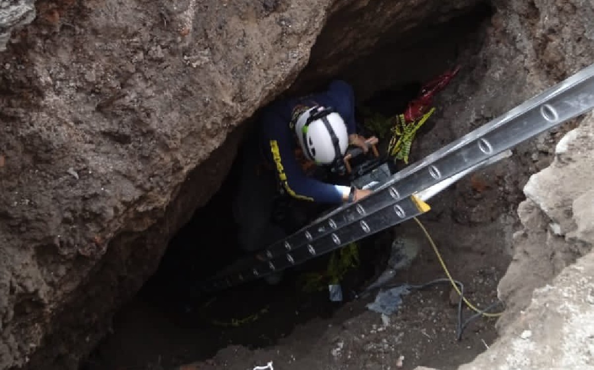 Personal de Protección Civil de la alcaldía acudió a colocar un cerco en la mina. (Protección Civil)