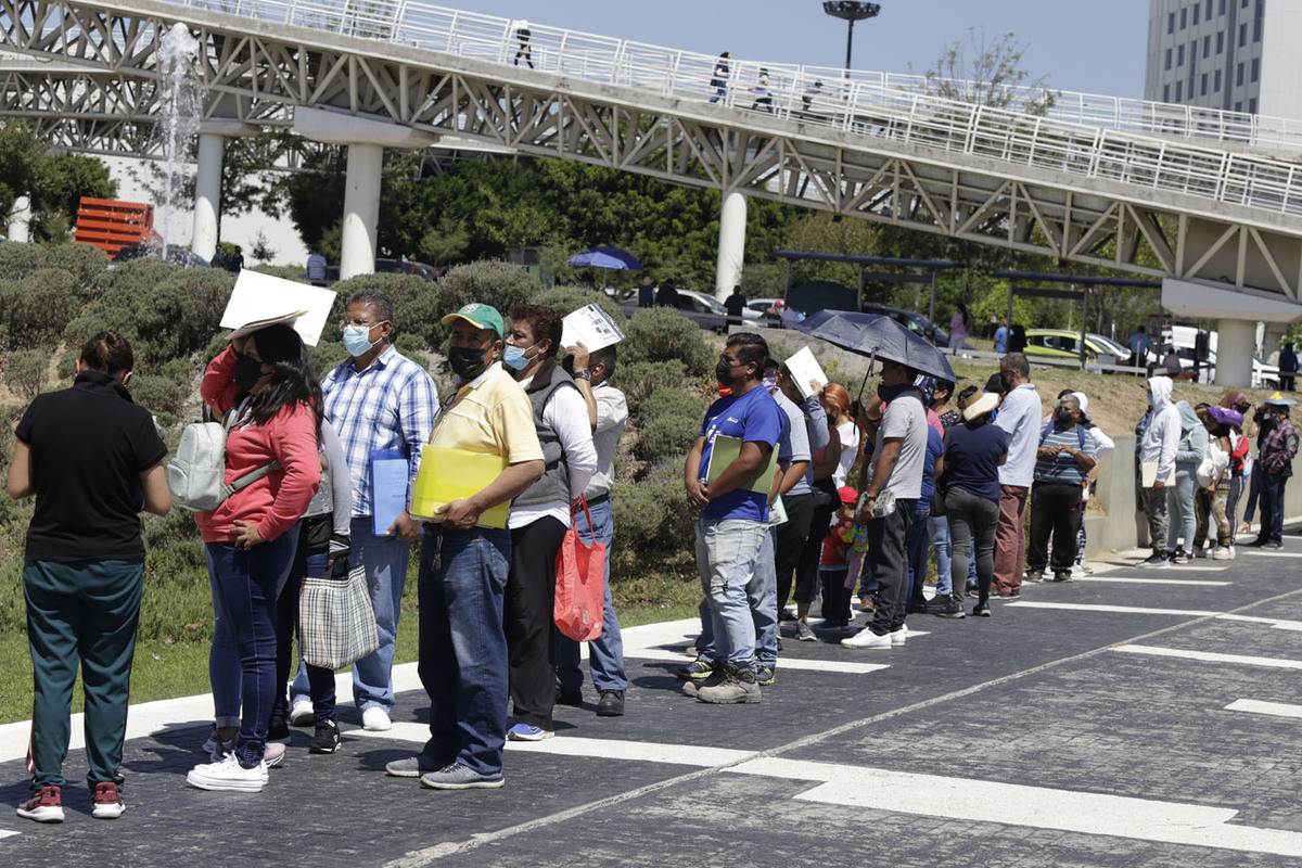 Poblanos hacen una larga fila en el Centro Integral de Servicios de Atlixcáyotl | Agencia Enfoque