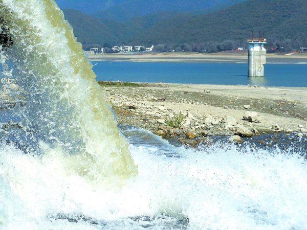 Mientras que las empresas de Nuevo León se han sumado a aportar agua a la zona metropolitana de Monterrey, las recientes lluvias dieron unos días más 