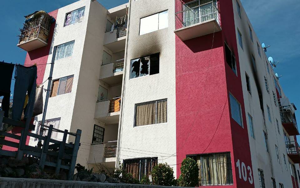 Vecinos reportaron el incendio de un departamento en el tercer piso de un edificio. (Francisco Villeda)