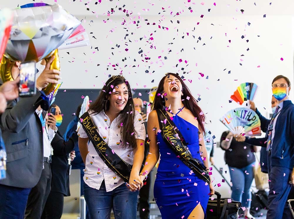 Las mujeres realizaron su celebración en vuelo LGBT+ en Estados Unidos. | Foto de Ingrid Barrentine publicada en Alaska Airlines