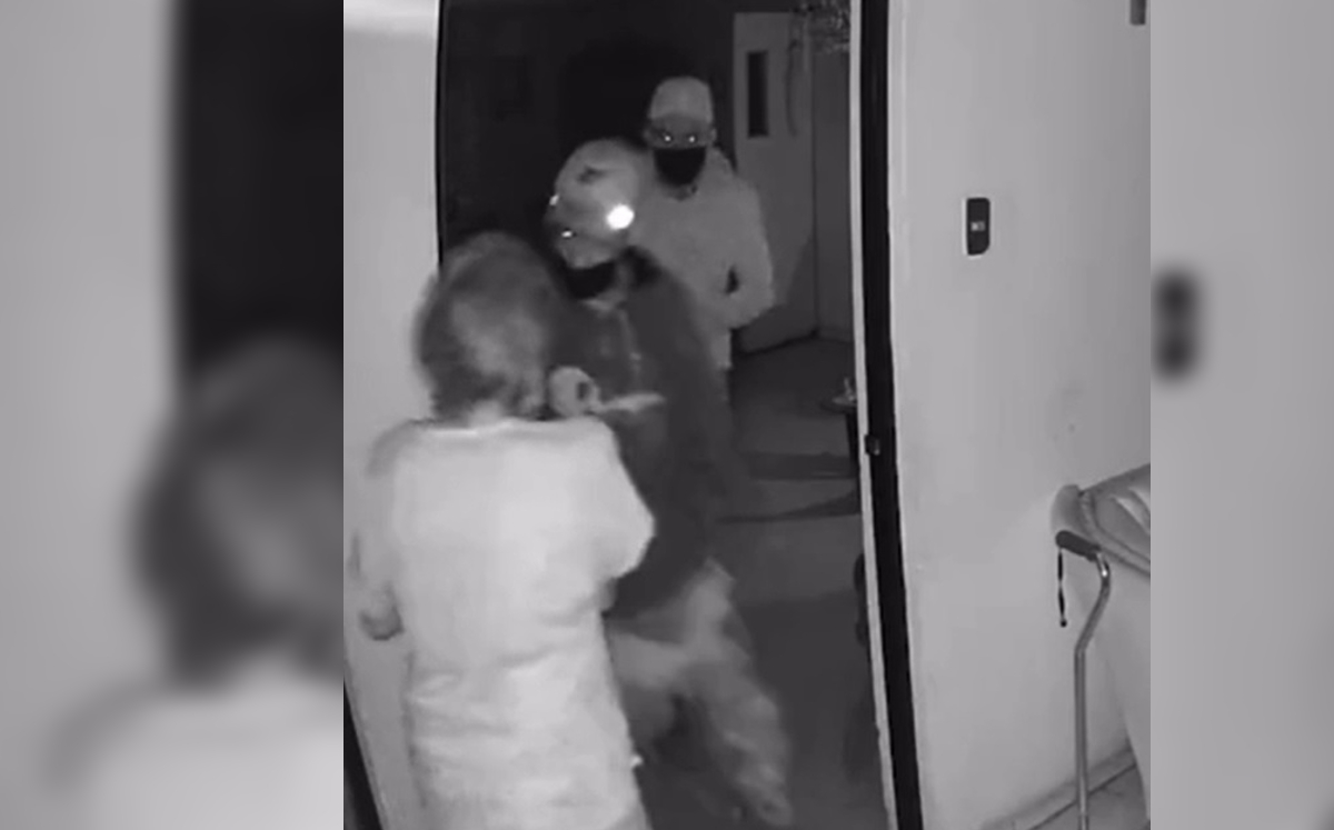 Uno de los ladrones agredió a la mujer.| Especial