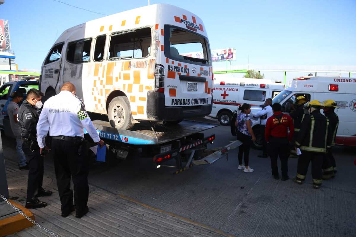 Volcadura de unidad de transporte público en Pachuca (Jorge Sánchez)
