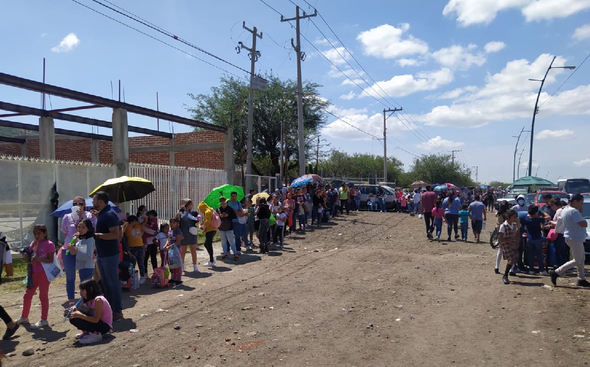 Familias en León se forman hasta 4 horas para vacunar a sus hijos / Axel Rivas