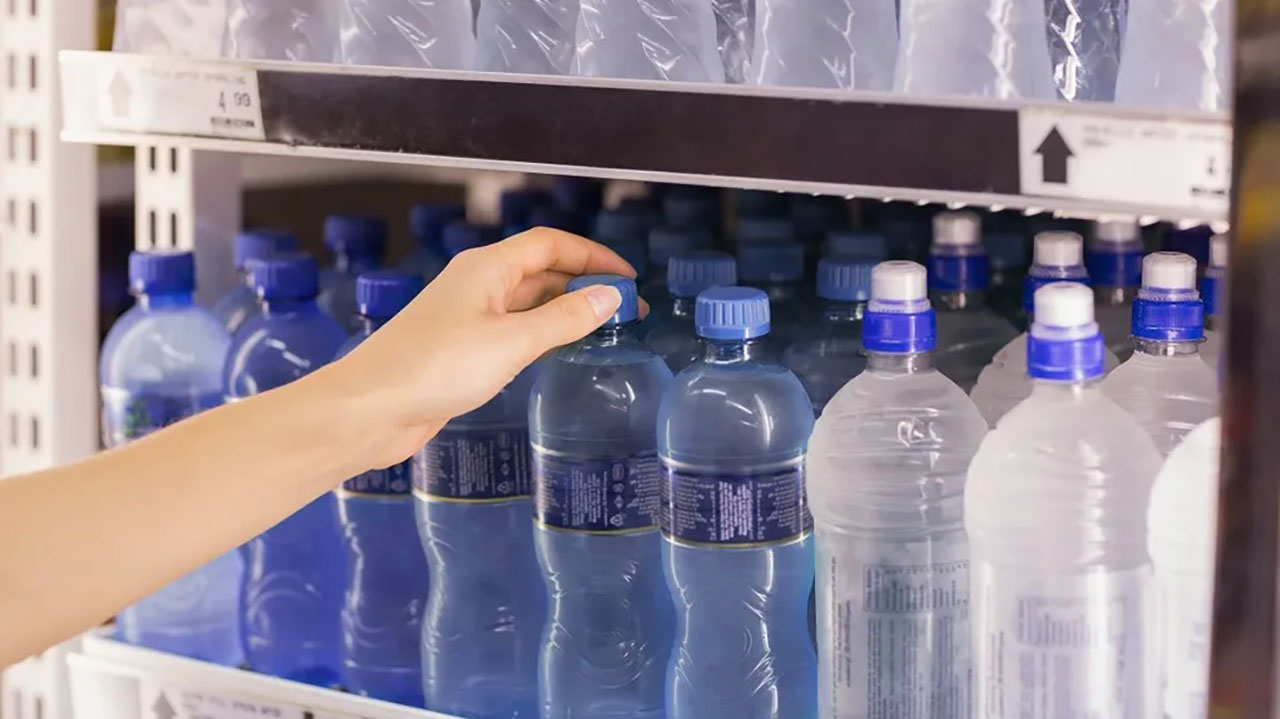 Limitan venta de agua embotellada en Reynosa por llegada de compradores de NL