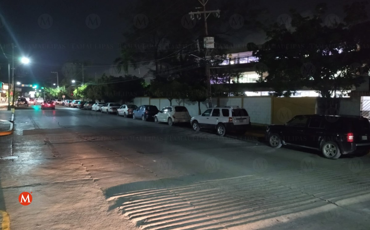Padres de familia hacen fila en centro de vacunación para niños desde un día antes. (Jaime Maya)