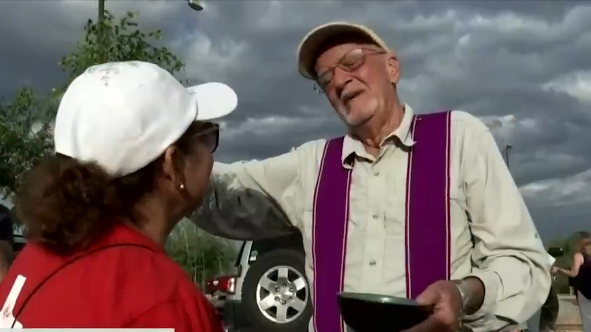 Samaritanos en Tucson ofrecen a migrantes que cruzan la frontera