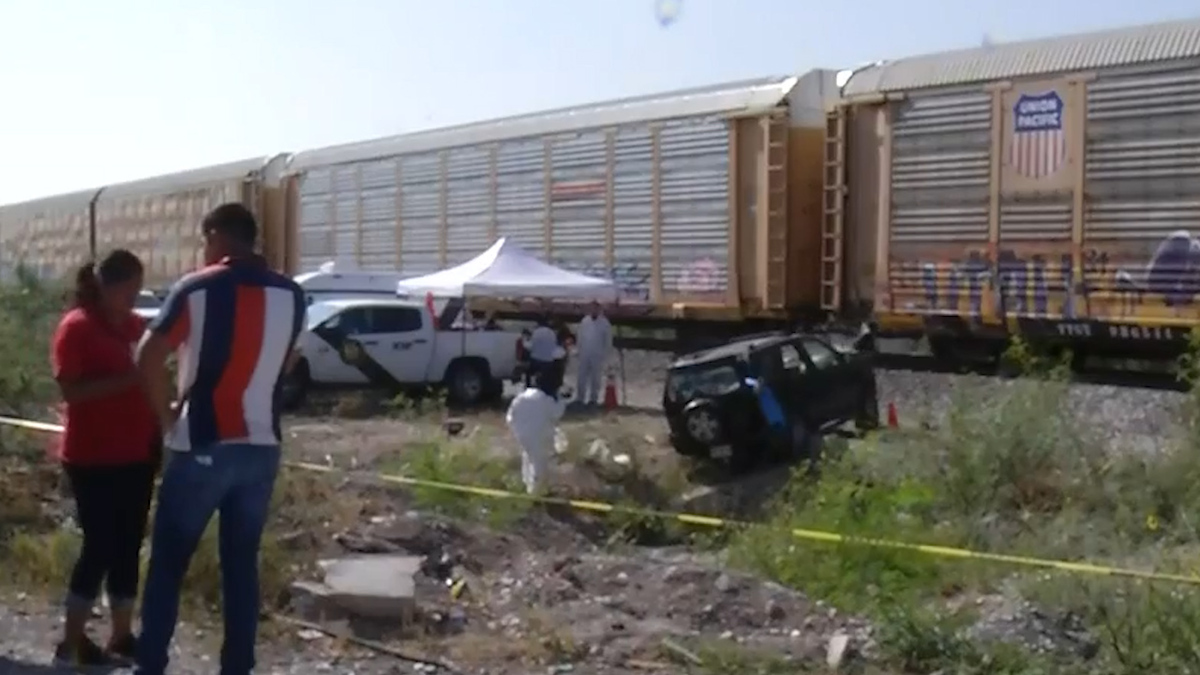 Camioneta es arrastrada por un tren en Nuevo León