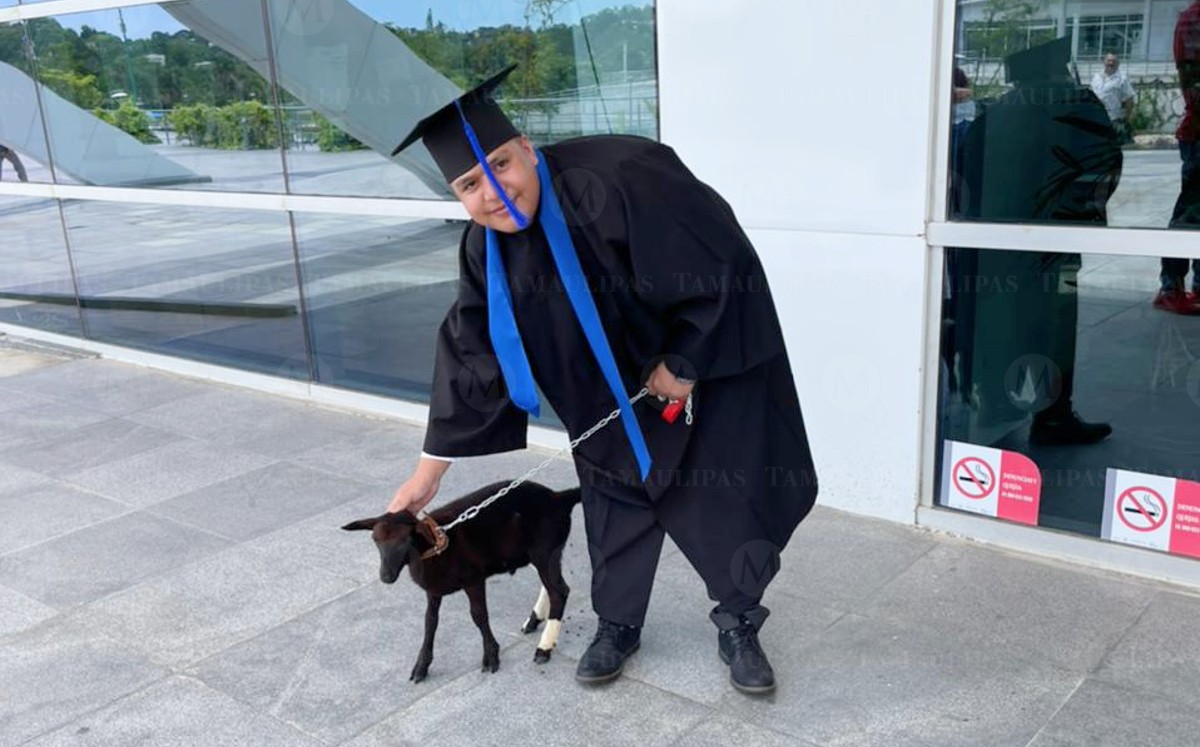 Joven con su regalo de graduación