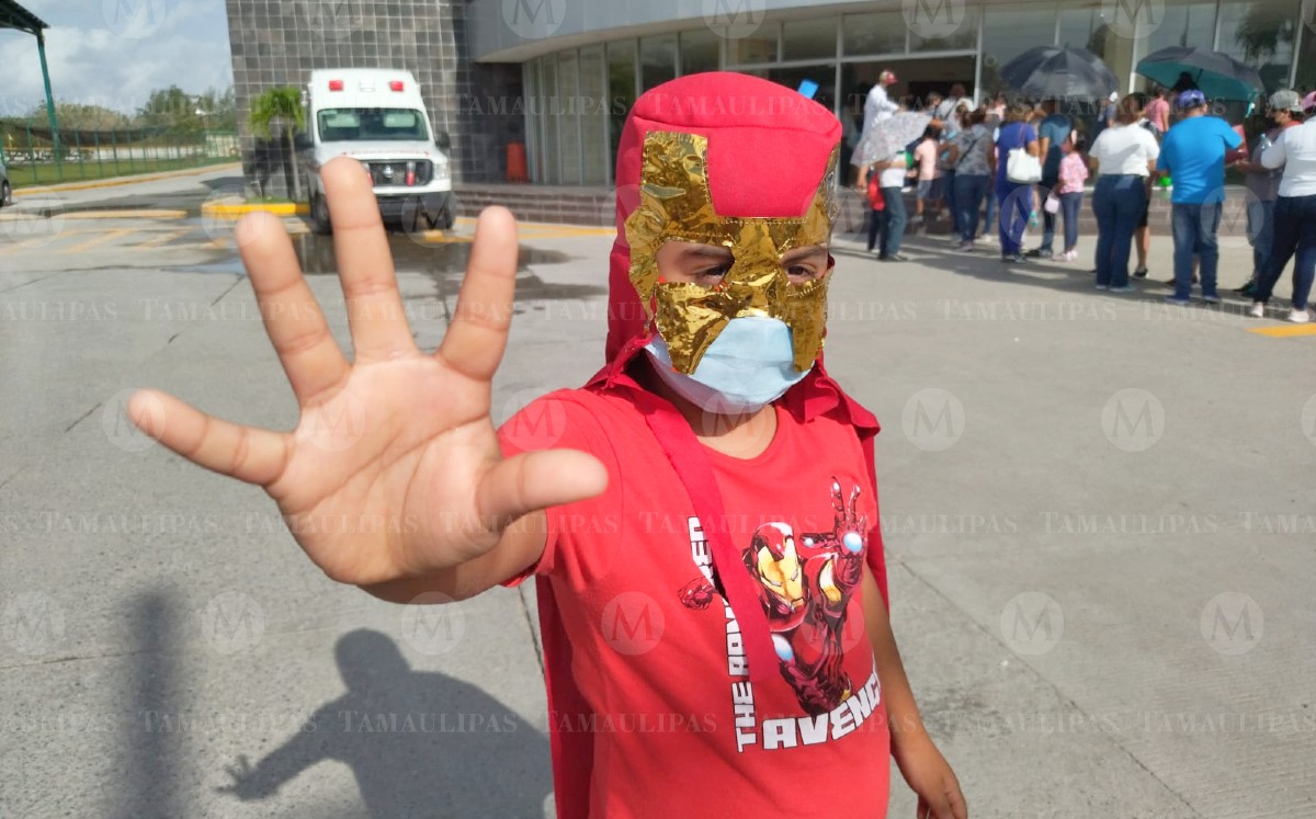 Menor vestido de Iron Man durante la vacunación covid