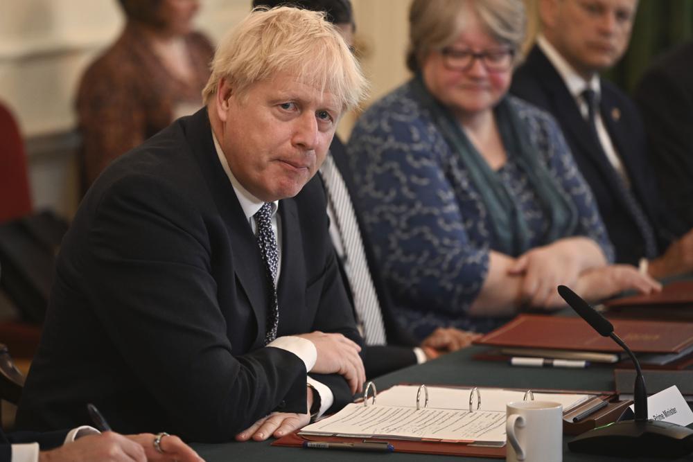 El primer ministro británico Boris Johnson habla en el inicio de una reunión de gabinete en 10 Downing Street, Londres. (AP)
