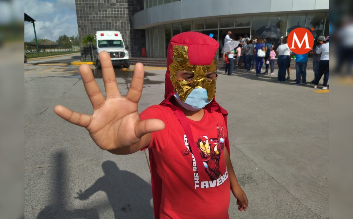 Niño acude a vacunarse contra covid vestido de Iron Man en Tampico