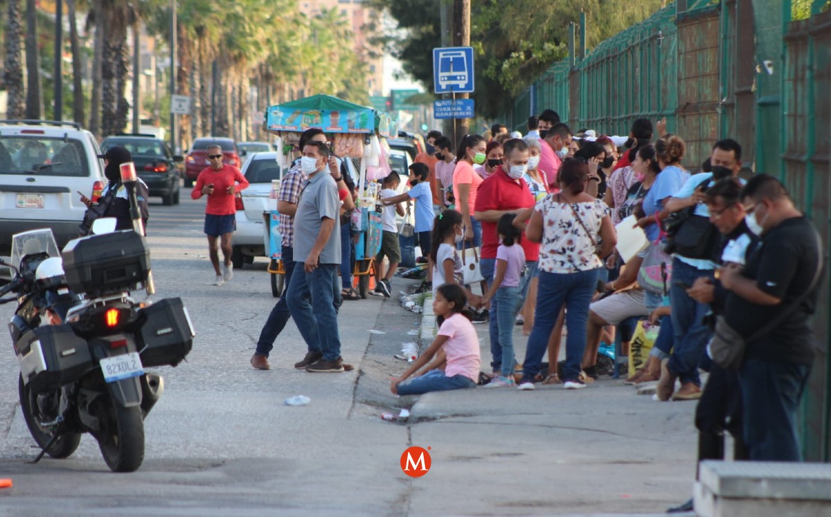 Padres de familia bloquean bulevar de Tampico por falta de vacuna covid. (Sergio Sánchez)