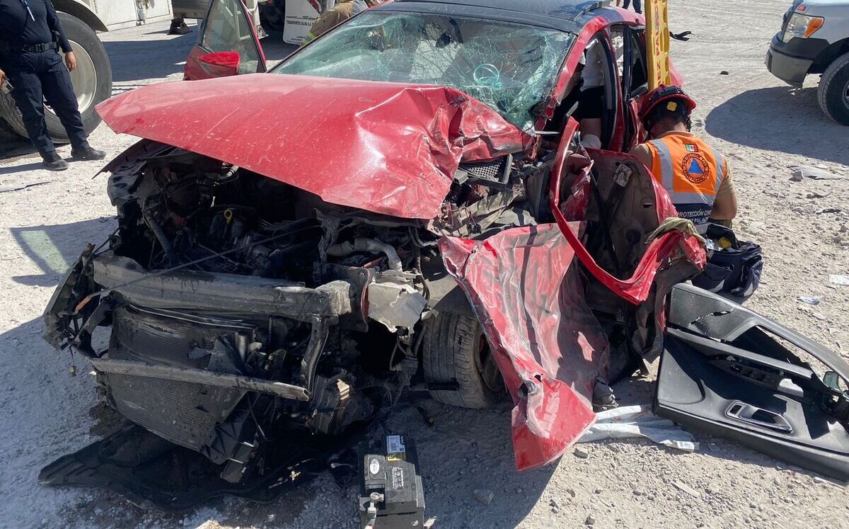 En Gómez Palacio, conductor queda prensado tras chocar con tráiler ...